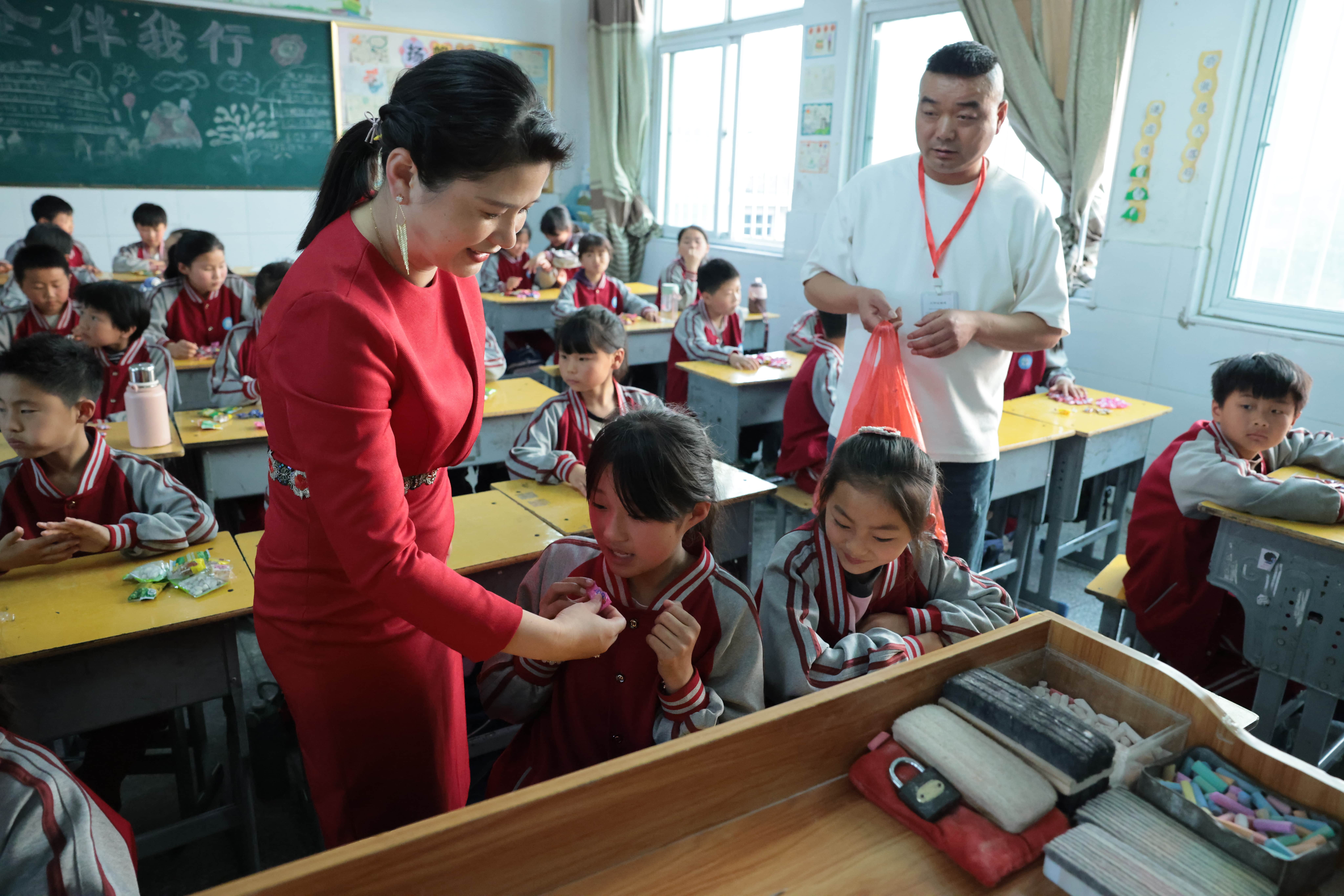 在爱意的“双向奔赴”中丨第249所华体会官方网页版-华体会(中国)
公益学校揭牌